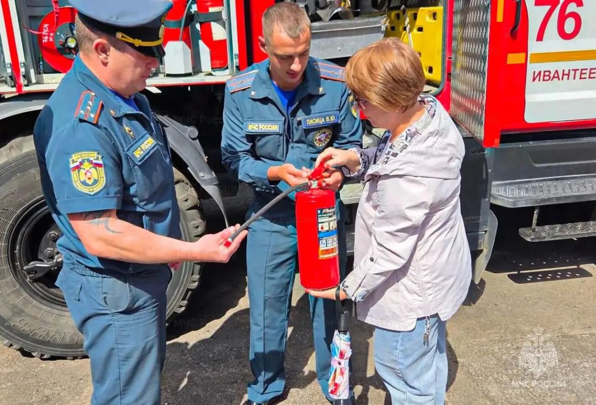 В Пушкино прошла увлекательная экскурсия в 40 пожарно-спасательную часть В Пушкино прошла увлекательная экскурсия в 40 пожарно-спасательную часть