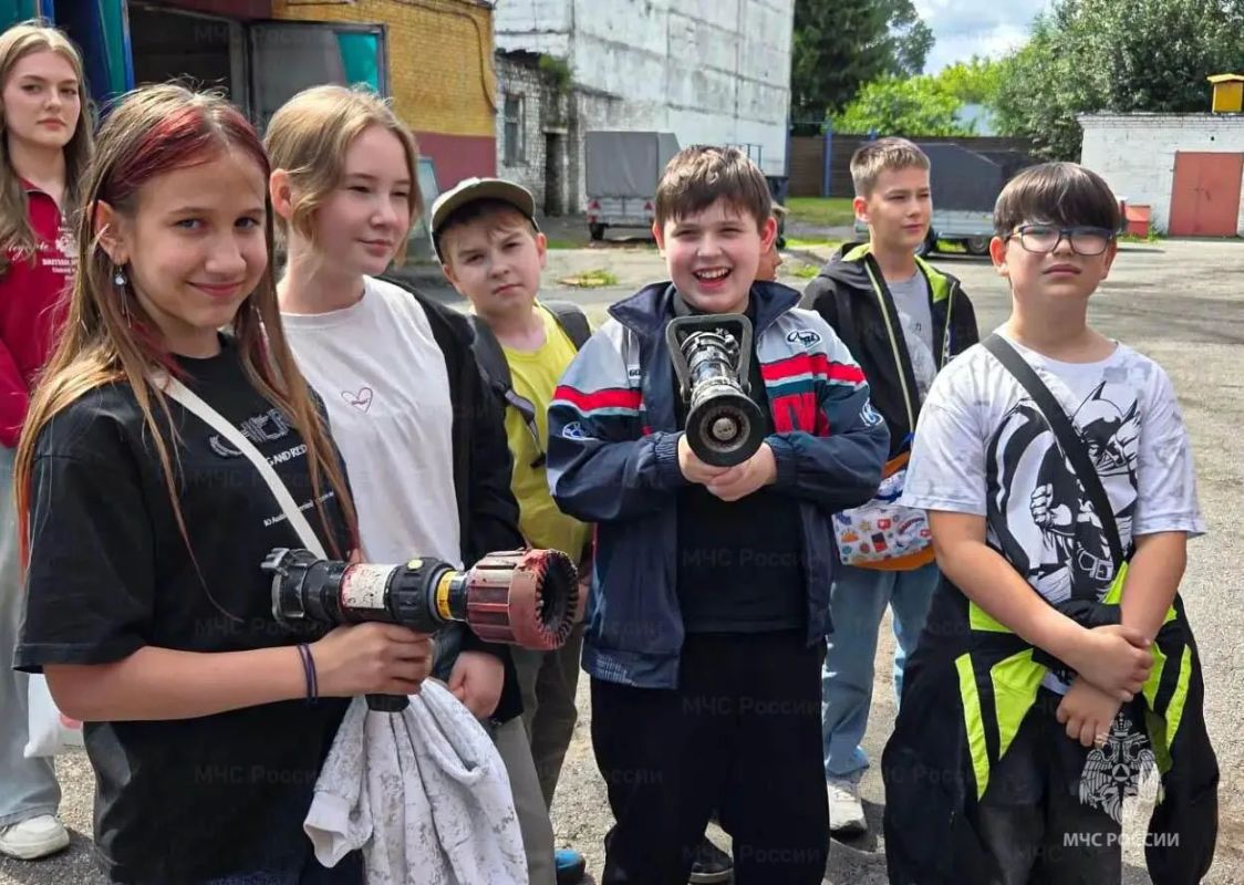 В Пушкино прошла увлекательная экскурсия в 40 пожарно-спасательную часть В Пушкино прошла увлекательная экскурсия в 40 пожарно-спасательную часть