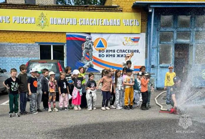 В пожарно-спасательной части Селятино прошла экскурсия для детей В пожарно-спасательной части Селятино прошла экскурсия для детей