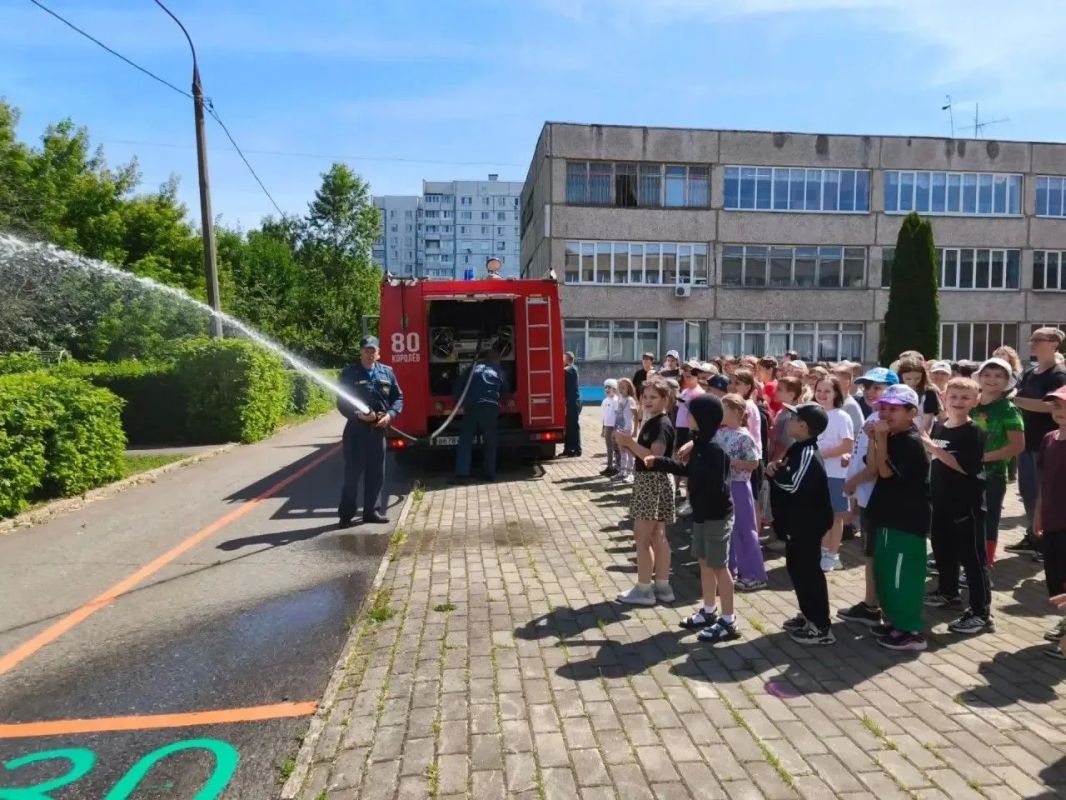 В школьном лагере Королёва сотрудники МЧС провели урок безопасности В школьном лагере Королёва сотрудники МЧС провели урок безопасности