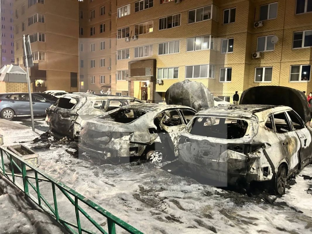 Машина вспыхнула в подмосковных Мытищах: огонь перекинулся на припаркованные рядом авто Машина вспыхнула в подмосковных Мытищах: огонь перекинулся на припаркованные рядом авто
