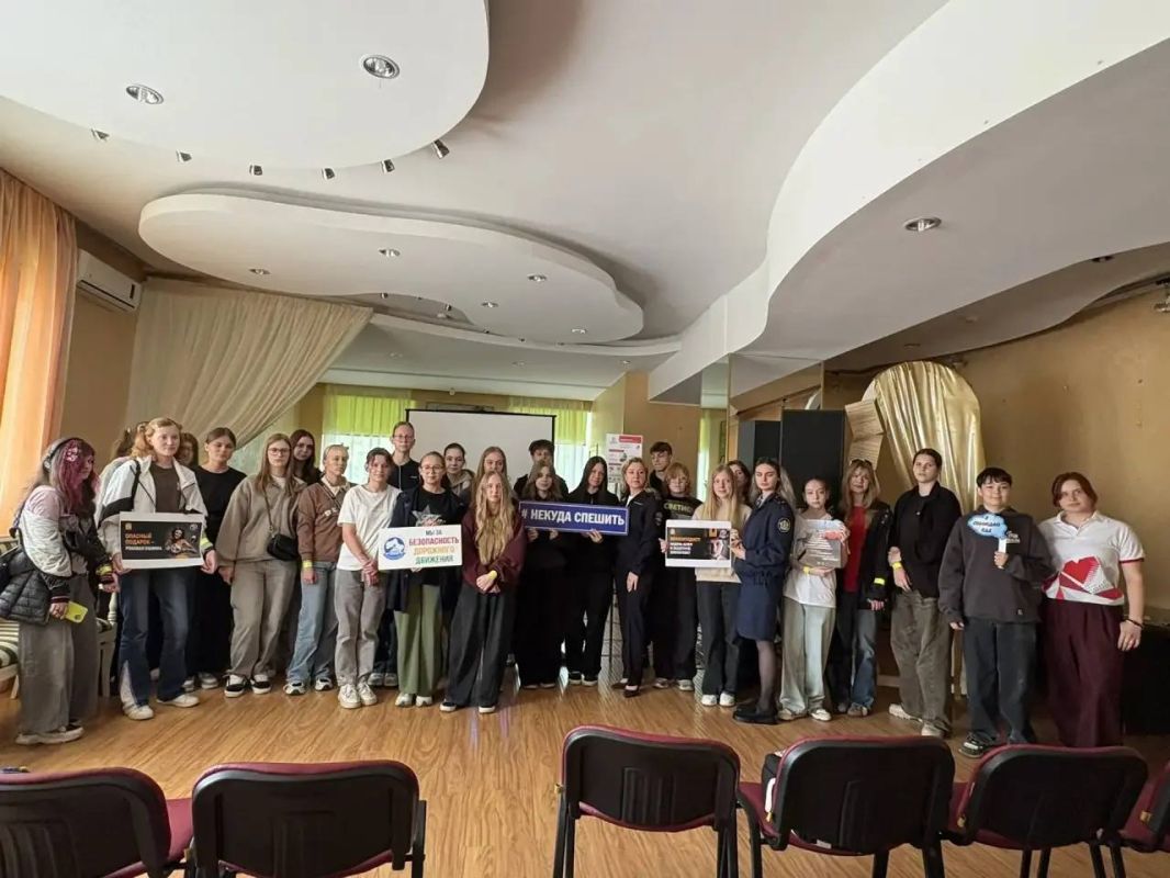 В преддверии Дня молодёжи сотрудники Чеховской Госавтоинспекции совместно с коллегами из Уголовно-исполнительной инспекции провели важную встречу с подростками 14–17 лет, которые в летний период работают в трудовых бригадах... В преддверии Дня молодёжи сотрудники Чеховской Госавтоинспекции совместно с коллегами из Уголовно-исполнительной инспекции провели важную встречу с подростками 14–17 лет, которые в летний период работают в трудовых бригадах...