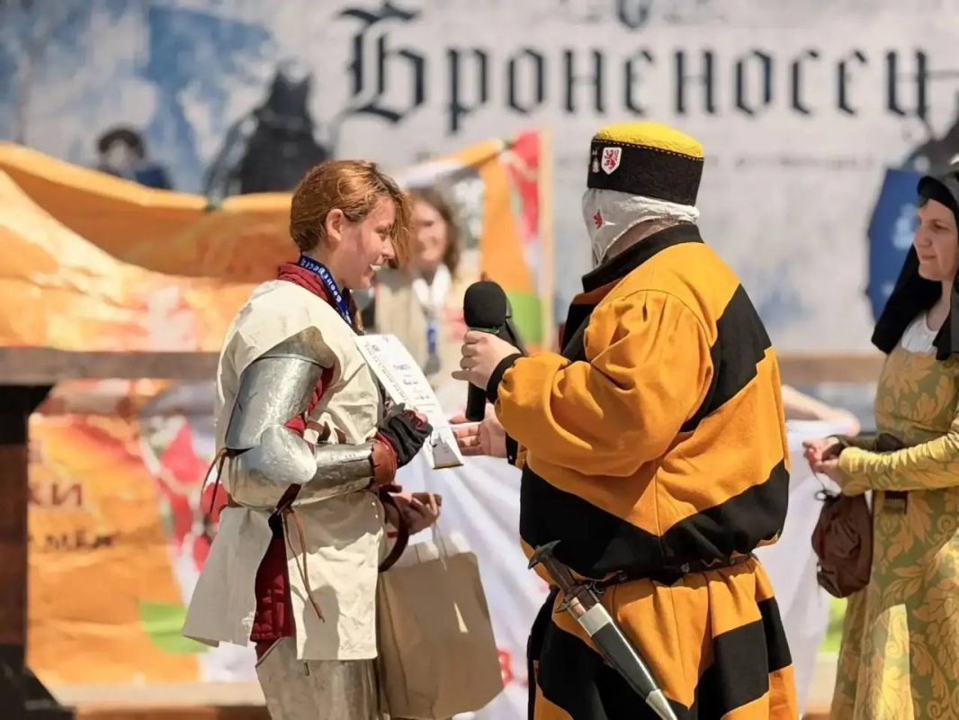 На площадке у кинотеатра «Искра» прошел фестиваль исторического фехтования «Броненосец», который собрал участников из разных регионов России и многочисленных зрителей На площадке у кинотеатра «Искра» прошел фестиваль исторического фехтования «Броненосец», который собрал участников из разных регионов России и многочисленных зрителей