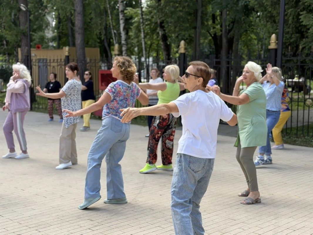 В парке Пушкино проходят танцевальные фитнес-тренировки В парке Пушкино проходят танцевальные фитнес-тренировки