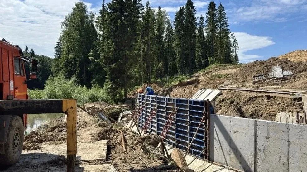 "Строительство дублёра Пятницкого шоссе приостановлено" "Строительство дублёра Пятницкого шоссе приостановлено"