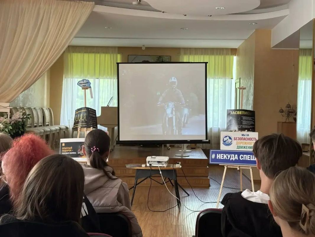 В преддверии Дня молодёжи сотрудники Чеховской Госавтоинспекции совместно с коллегами из Уголовно-исполнительной инспекции провели важную встречу с подростками 14–17 лет, которые в летний период работают в трудовых бригадах... В преддверии Дня молодёжи сотрудники Чеховской Госавтоинспекции совместно с коллегами из Уголовно-исполнительной инспекции провели важную встречу с подростками 14–17 лет, которые в летний период работают в трудовых бригадах...