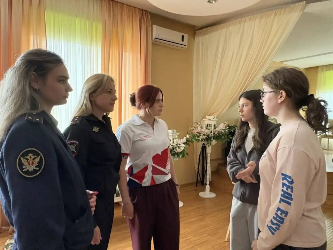 В преддверии Дня молодёжи сотрудники Чеховской Госавтоинспекции совместно с коллегами из Уголовно-исполнительной инспекции провели важную встречу с подростками 14–17 лет, которые в летний период работают в трудовых бригадах... В преддверии Дня молодёжи сотрудники Чеховской Госавтоинспекции совместно с коллегами из Уголовно-исполнительной инспекции провели важную встречу с подростками 14–17 лет, которые в летний период работают в трудовых бригадах...