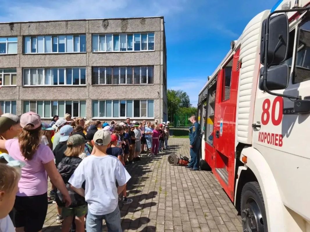 В школьном лагере Королёва сотрудники МЧС провели урок безопасности В школьном лагере Королёва сотрудники МЧС провели урок безопасности