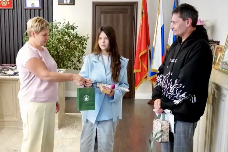Сегодня вручила ключи от благоустроенной квартиры Ольге Громовой Сегодня вручила ключи от благоустроенной квартиры Ольге Громовой