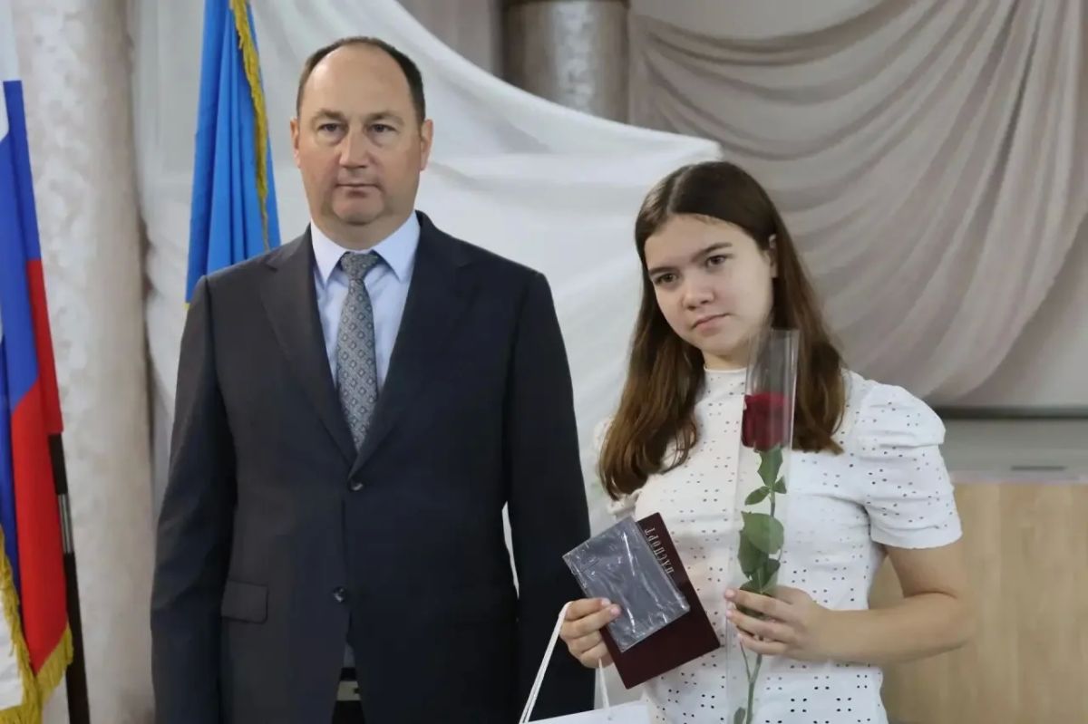 Сергей Мужальских: Вручил главный документ гражданина страны юным жителям округа Сергей Мужальских: Вручил главный документ гражданина страны юным жителям округа