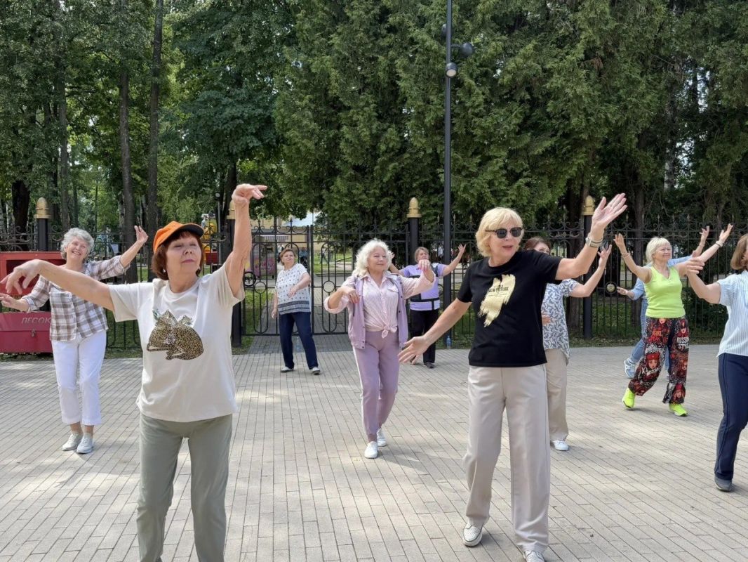 В парке Пушкино проходят танцевальные фитнес-тренировки В парке Пушкино проходят танцевальные фитнес-тренировки