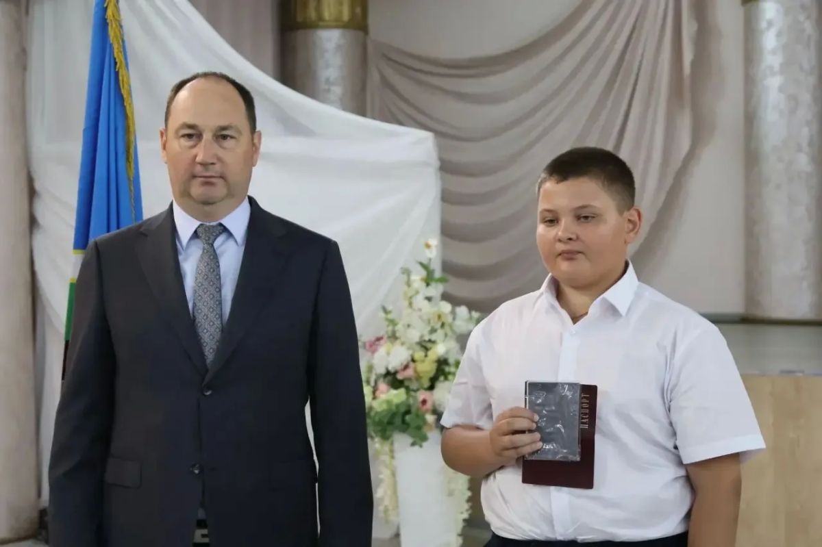 Сергей Мужальских: Вручил главный документ гражданина страны юным жителям округа Сергей Мужальских: Вручил главный документ гражданина страны юным жителям округа