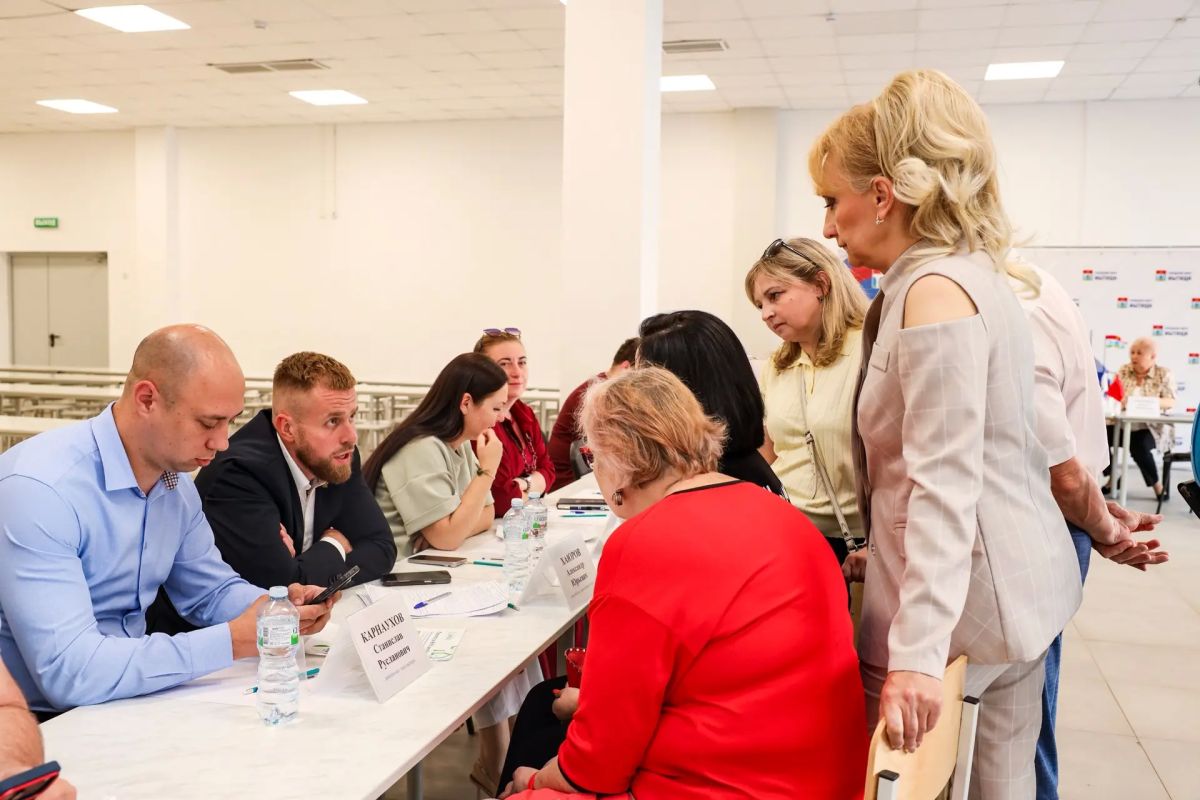 Юлия Купецкая: 125 вопросов рассмотрели сегодня на выездной администрации в гимназии № 17 Юлия Купецкая: 125 вопросов рассмотрели сегодня на выездной администрации в гимназии № 17