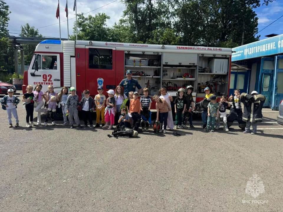 В пожарно-спасательной части Селятино прошла экскурсия для детей В пожарно-спасательной части Селятино прошла экскурсия для детей