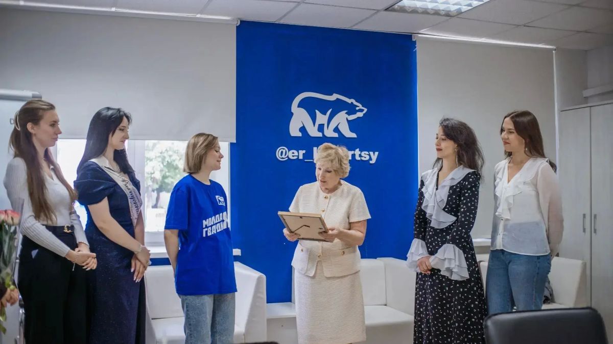 Лидия Антонова наградила активистов МГЕР Люберец Лидия Антонова наградила активистов МГЕР Люберец