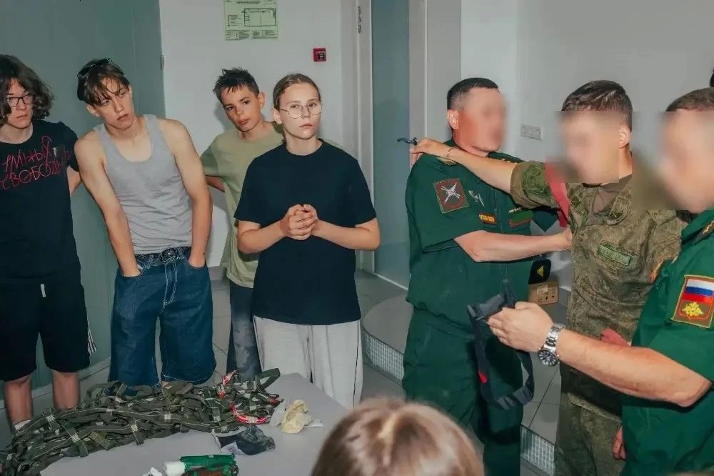 Единый центр поддержки участников СВО и членов их семей организовал для воспитанников лагеря «Восход» урок тактической медицины и встречу с людьми, которые знают о мужестве не понаслышке Единый центр поддержки участников СВО и членов их семей организовал для воспитанников лагеря «Восход» урок тактической медицины и встречу с людьми, которые знают о мужестве не понаслышке