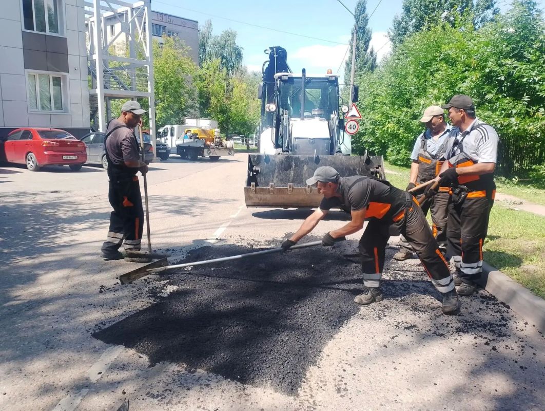 Сегодня, 1 июля, сотрудники предприятия «Автобытдор» проводят ямочный ремонт на дорогах и дворовых территориях по следующим адресам: