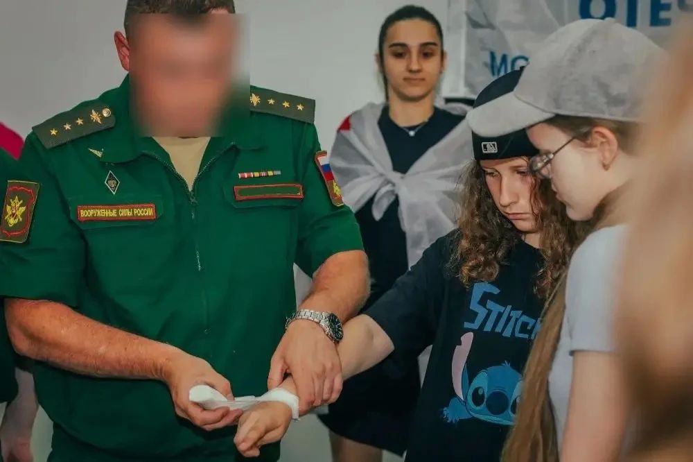 Единый центр поддержки участников СВО и членов их семей организовал для воспитанников лагеря «Восход» урок тактической медицины и встречу с людьми, которые знают о мужестве не понаслышке Единый центр поддержки участников СВО и членов их семей организовал для воспитанников лагеря «Восход» урок тактической медицины и встречу с людьми, которые знают о мужестве не понаслышке