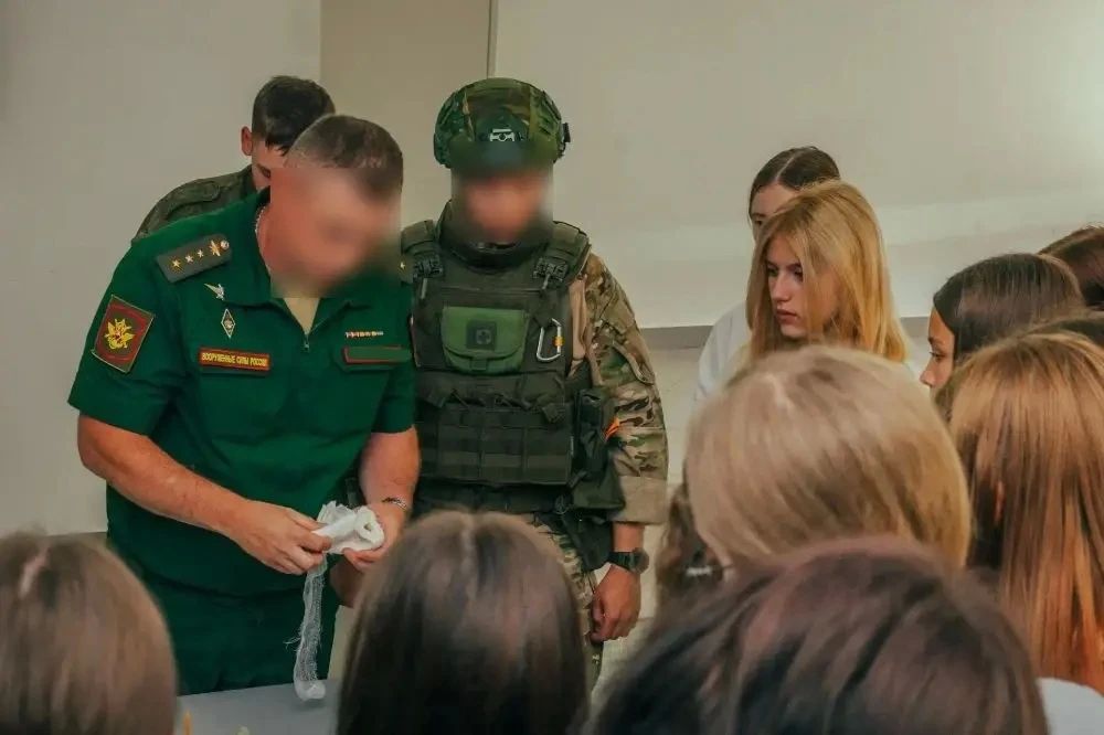 Единый центр поддержки участников СВО и членов их семей организовал для воспитанников лагеря «Восход» урок тактической медицины и встречу с людьми, которые знают о мужестве не понаслышке Единый центр поддержки участников СВО и членов их семей организовал для воспитанников лагеря «Восход» урок тактической медицины и встречу с людьми, которые знают о мужестве не понаслышке