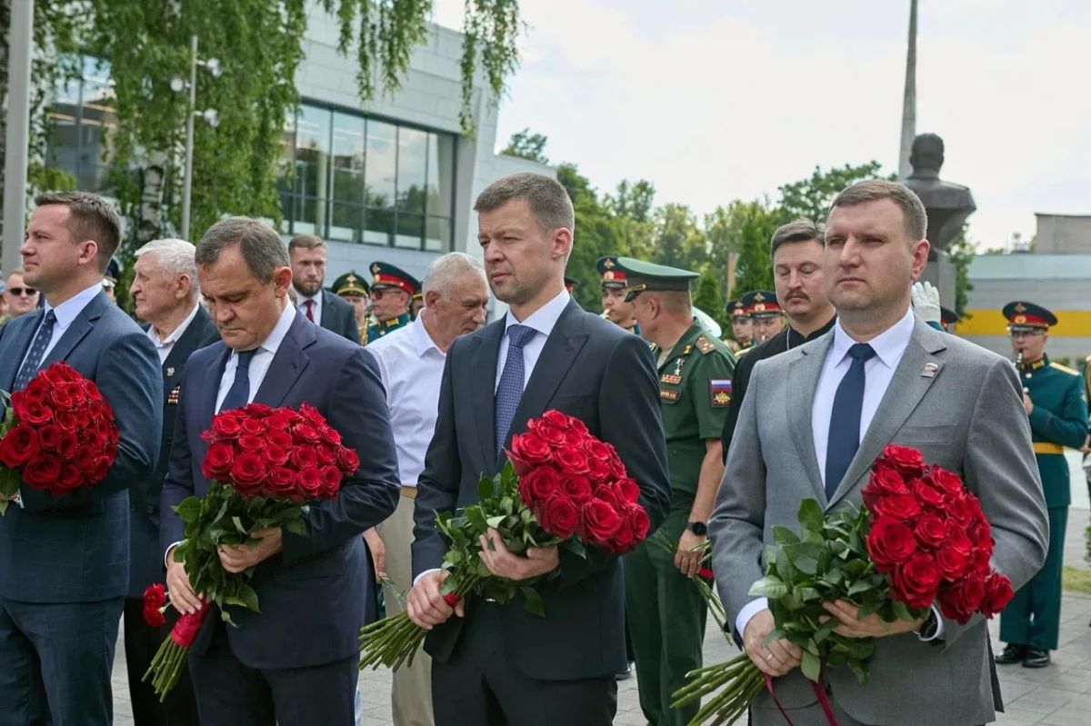 Сергей Юров: В День ветеранов боевых действий возложили цветы к мемориалу «Герои Отечества» в микрорайоне Заря
