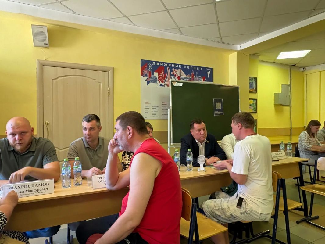 Заместитель главы Балашихи провел встречу с жителями микрорайона Железнодорожный Заместитель главы Балашихи провел встречу с жителями микрорайона Железнодорожный
