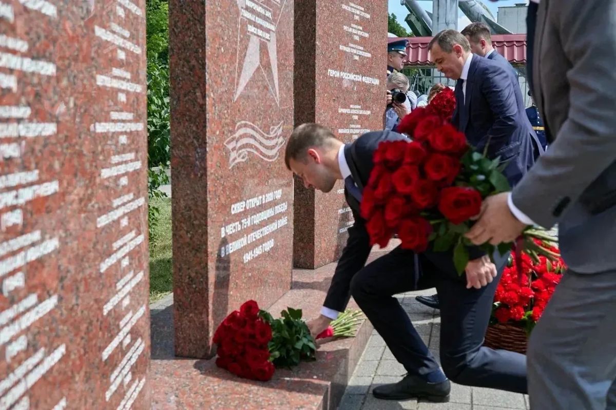 Цветы к мемориалу «Герои Отечества» возложили в Балашихе Цветы к мемориалу «Герои Отечества» возложили в Балашихе