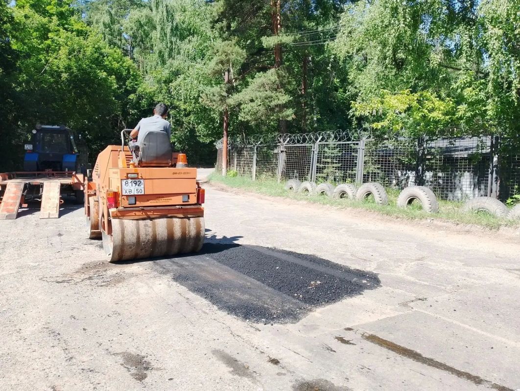 Сегодня, 1 июля, сотрудники предприятия «Автобытдор» проводят ямочный ремонт на дорогах и дворовых территориях по следующим адресам: Сегодня, 1 июля, сотрудники предприятия «Автобытдор» проводят ямочный ремонт на дорогах и дворовых территориях по следующим адресам:
