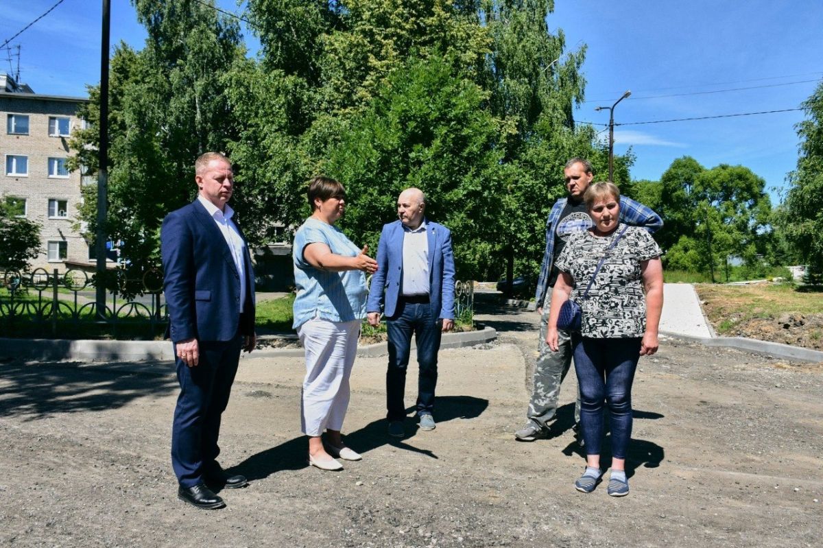 Председатель окружного Совета депутатов Артем Садула вместе со своим заместителем Николаем Михайлиным проверил ход ремонтных работ в рамках комплексного благоустройства дворовых территорий в микрорайоне Росхмель посёлка...