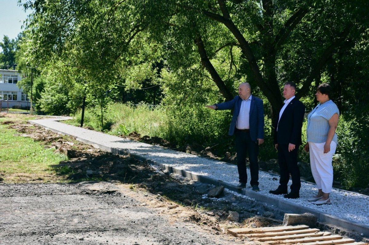 Председатель окружного Совета депутатов Артем Садула вместе со своим заместителем Николаем Михайлиным проверил ход ремонтных работ в рамках комплексного благоустройства дворовых территорий в микрорайоне Росхмель посёлка... Председатель окружного Совета депутатов Артем Садула вместе со своим заместителем Николаем Михайлиным проверил ход ремонтных работ в рамках комплексного благоустройства дворовых территорий в микрорайоне Росхмель посёлка...