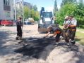 Сегодня, 1 июля, сотрудники предприятия «Автобытдор» проводят ямочный ремонт на дорогах и дворовых территориях по следующим адресам: