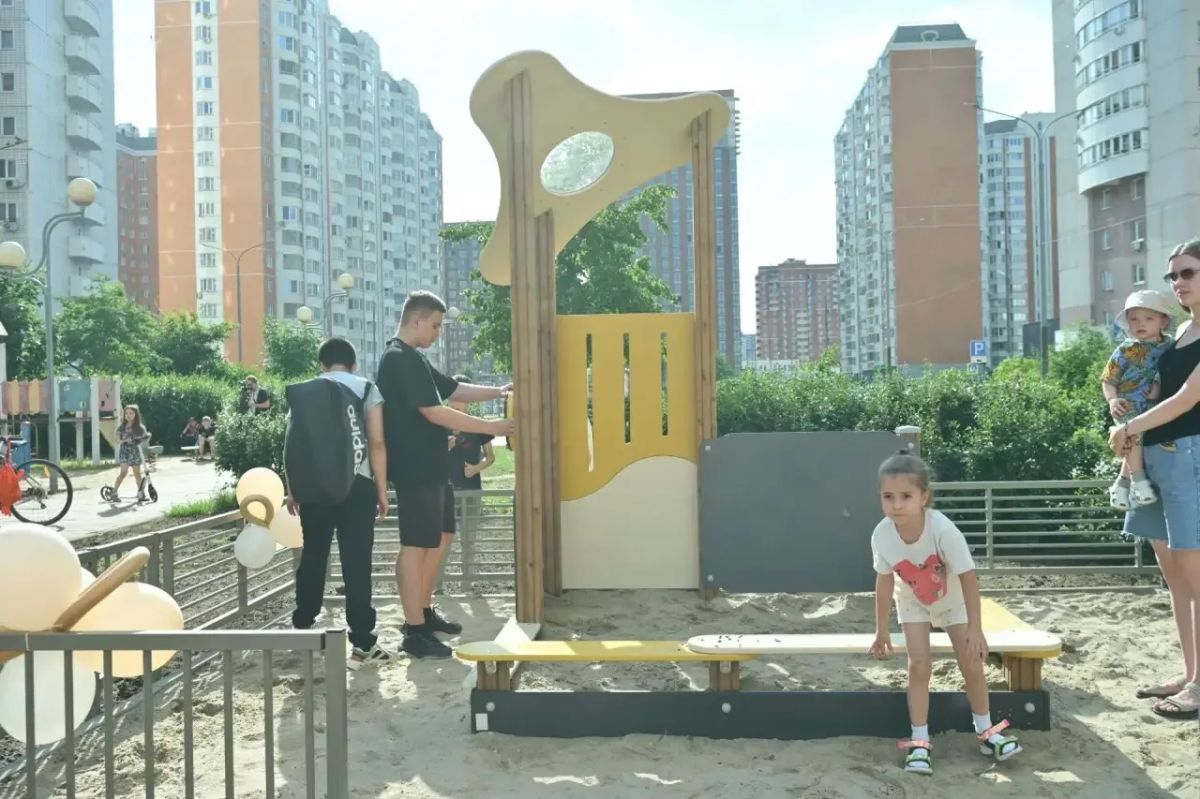 Новую детскую площадку открыли в микрорайоне Авиаторов Новую детскую площадку открыли в микрорайоне Авиаторов