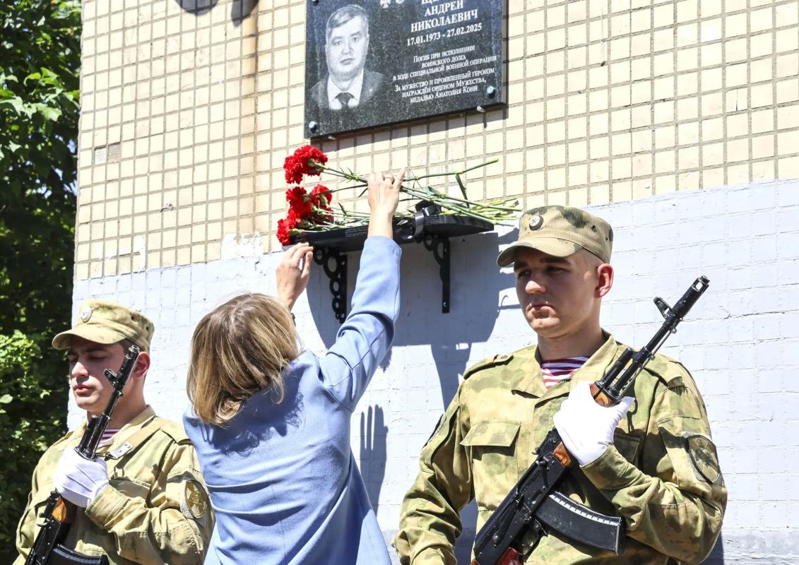 В Электростали открыли мемориальную доску Андрею Щеглову, погибшему при исполнении воинского долга В Электростали открыли мемориальную доску Андрею Щеглову, погибшему при исполнении воинского долга