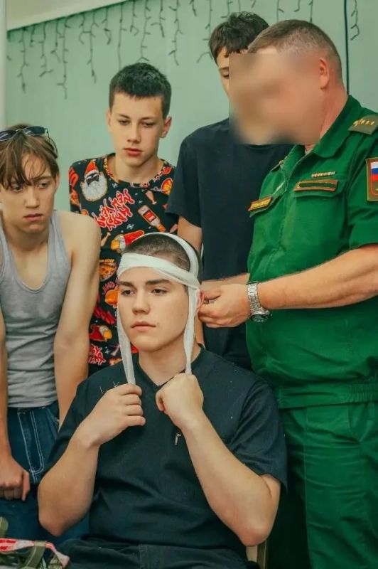 Единый центр поддержки участников СВО и членов их семей организовал для воспитанников лагеря «Восход» урок тактической медицины и встречу с людьми, которые знают о мужестве не понаслышке Единый центр поддержки участников СВО и членов их семей организовал для воспитанников лагеря «Восход» урок тактической медицины и встречу с людьми, которые знают о мужестве не понаслышке