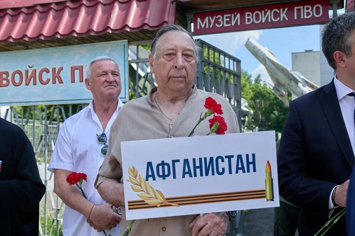 Сергей Юров: В День ветеранов боевых действий возложили цветы к мемориалу «Герои Отечества» в микрорайоне Заря Сергей Юров: В День ветеранов боевых действий возложили цветы к мемориалу «Герои Отечества» в микрорайоне Заря