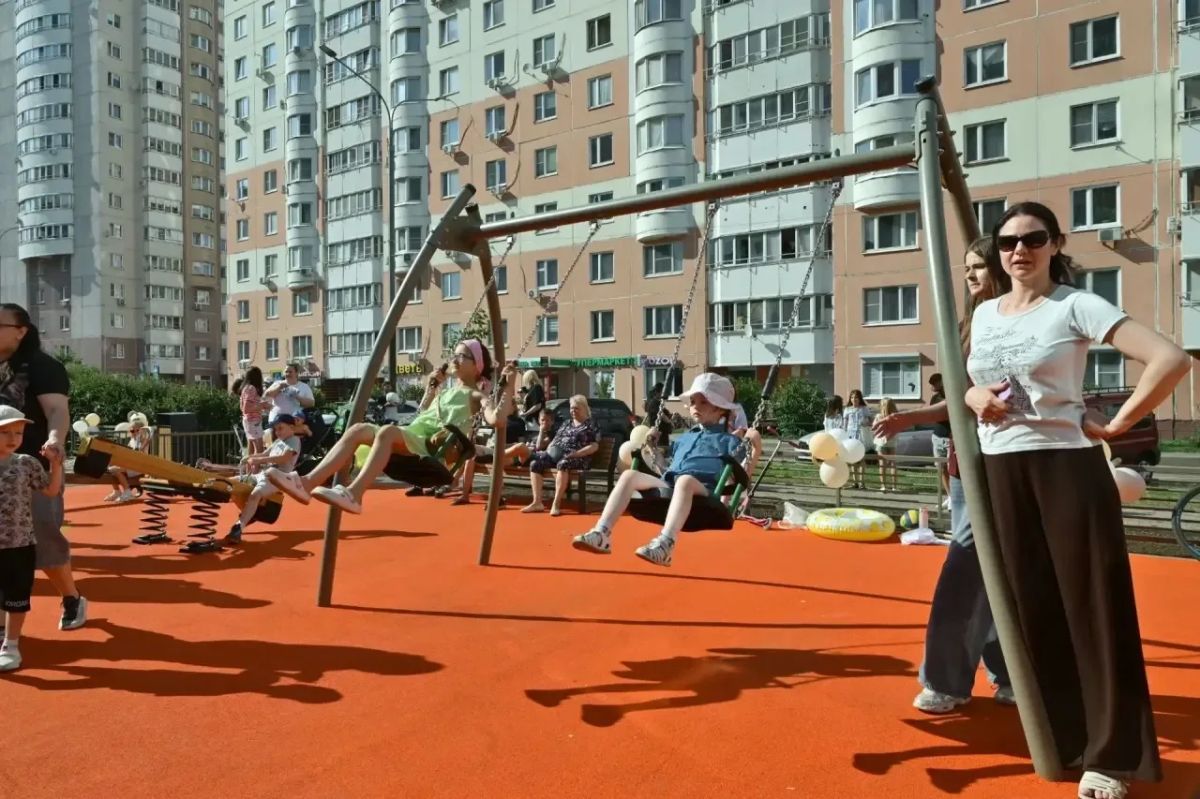 Новую детскую площадку открыли в микрорайоне Авиаторов Новую детскую площадку открыли в микрорайоне Авиаторов