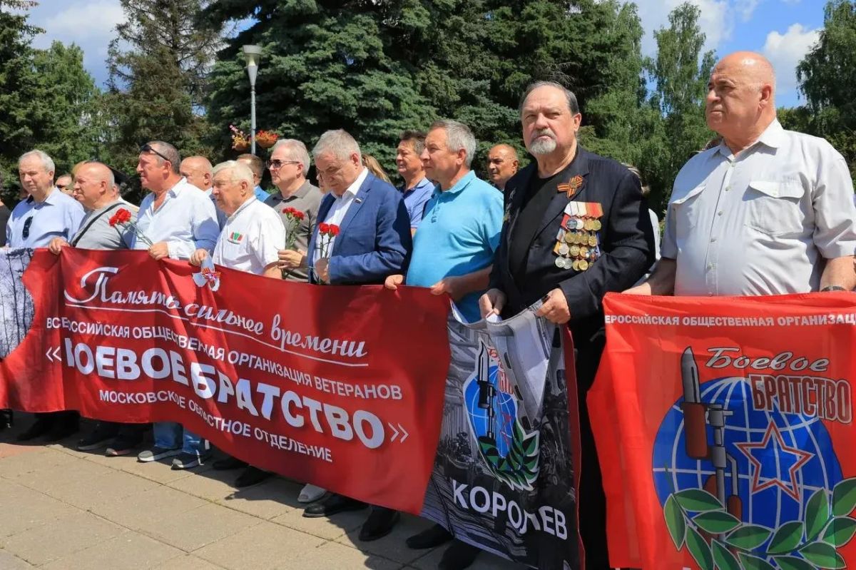 Игорь Трифонов: На Мемориале Славы прошла церемония возложения цветов, посвящённая Дню ветеранов боевых действий Игорь Трифонов: На Мемориале Славы прошла церемония возложения цветов, посвящённая Дню ветеранов боевых действий