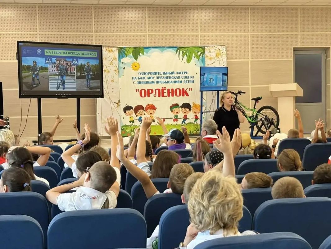 Чтобы сделать обучение ПДД по-настоящему увлекательным и эффективным, автоинспекторы провели для учащихся Дрезненской школы в Орехово-Зуево интерактивное занятие с использованием специальных современных велотренажёров