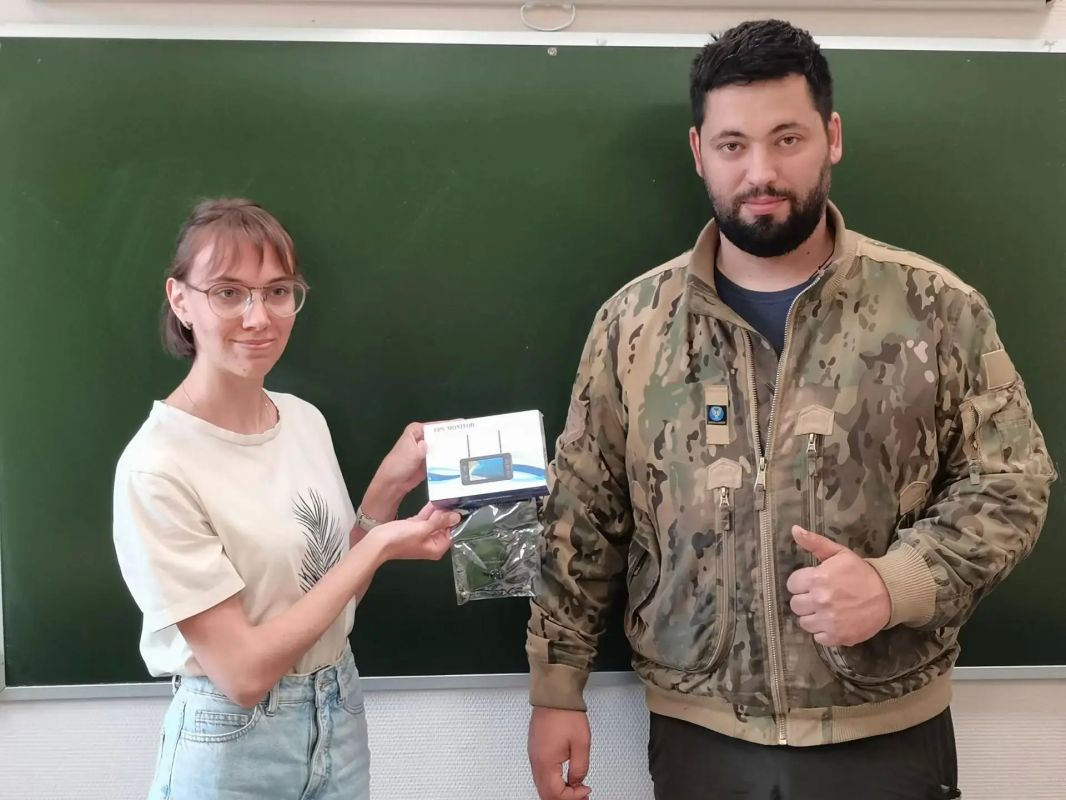 Коллектив из Центра образования №4 г. Ногинск передал волонтеру СВО Дмитрию Качараве антенну и монитор