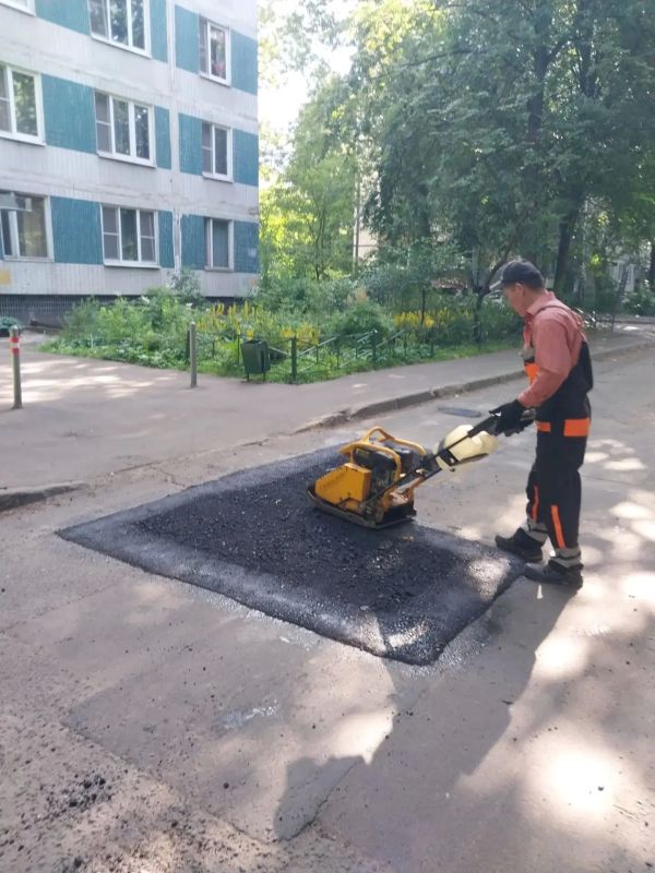 Сегодня, 2 июля, сотрудники предприятия «Автобытдор» проводят ямочный ремонт на дорогах и дворовых территориях по следующим адресам: Сегодня, 2 июля, сотрудники предприятия «Автобытдор» проводят ямочный ремонт на дорогах и дворовых территориях по следующим адресам: