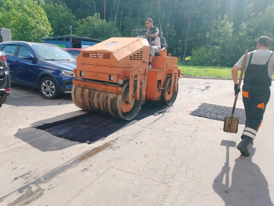 Сегодня, 2 июля, сотрудники предприятия «Автобытдор» проводят ямочный ремонт на дорогах и дворовых территориях по следующим адресам: Сегодня, 2 июля, сотрудники предприятия «Автобытдор» проводят ямочный ремонт на дорогах и дворовых территориях по следующим адресам: