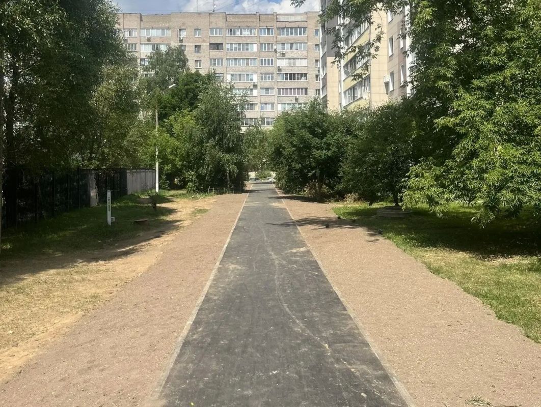 Завершено обустройство народной тропы на улице Корнеева (от дома №34А до дома №38) — теперь здесь появился удобный тротуар, который протянулся вдоль Домодедовской гимназии №5