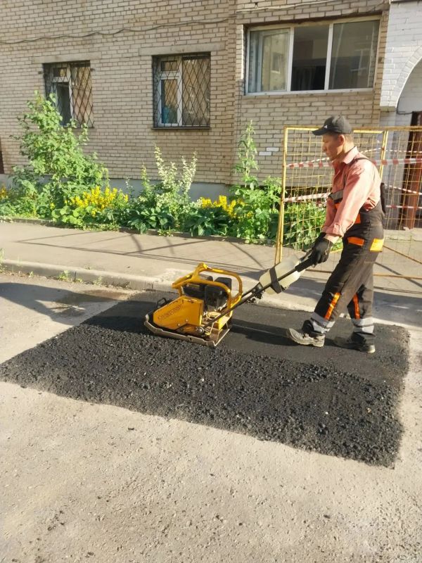 Сегодня, 2 июля, сотрудники предприятия «Автобытдор» проводят ямочный ремонт на дорогах и дворовых территориях по следующим адресам: Сегодня, 2 июля, сотрудники предприятия «Автобытдор» проводят ямочный ремонт на дорогах и дворовых территориях по следующим адресам: