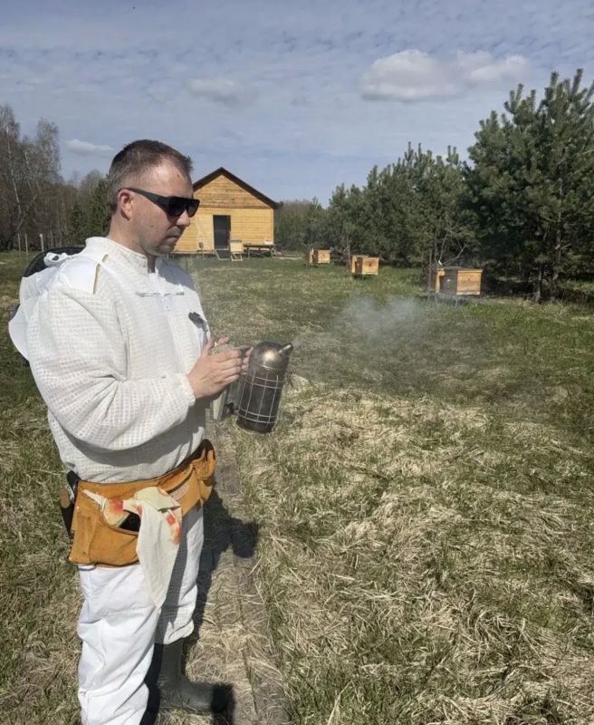 «Мёд — это не просто продукт, это философия»: Денис Беляев — о пчеловодстве, семейных традициях и удивительном мире пчёл «Мёд — это не просто продукт, это философия»: Денис Беляев — о пчеловодстве, семейных традициях и удивительном мире пчёл