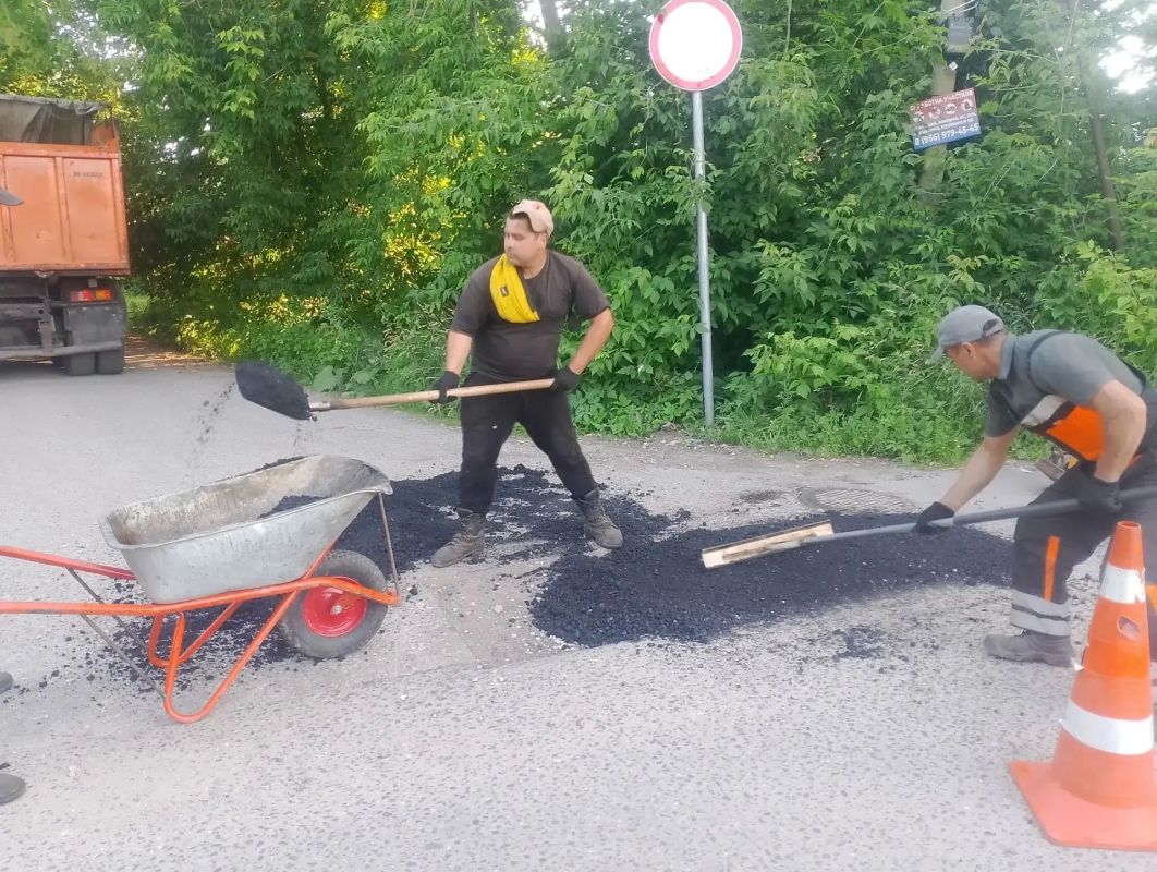 Сегодня, 2 июля, сотрудники предприятия «Автобытдор» проводят ямочный ремонт на дорогах и дворовых территориях по следующим адресам: Сегодня, 2 июля, сотрудники предприятия «Автобытдор» проводят ямочный ремонт на дорогах и дворовых территориях по следующим адресам:
