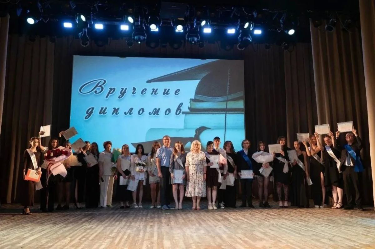 Почти тысяча молодых людей получила дипломы о завершении СПО Почти тысяча молодых людей получила дипломы о завершении СПО