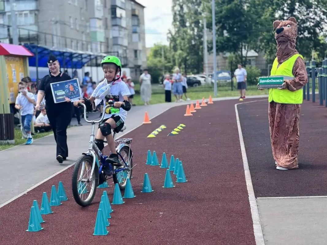 Чтобы сделать обучение ПДД по-настоящему увлекательным и эффективным, автоинспекторы провели для учащихся Дрезненской школы в Орехово-Зуево интерактивное занятие с использованием специальных современных велотренажёров Чтобы сделать обучение ПДД по-настоящему увлекательным и эффективным, автоинспекторы провели для учащихся Дрезненской школы в Орехово-Зуево интерактивное занятие с использованием специальных современных велотренажёров