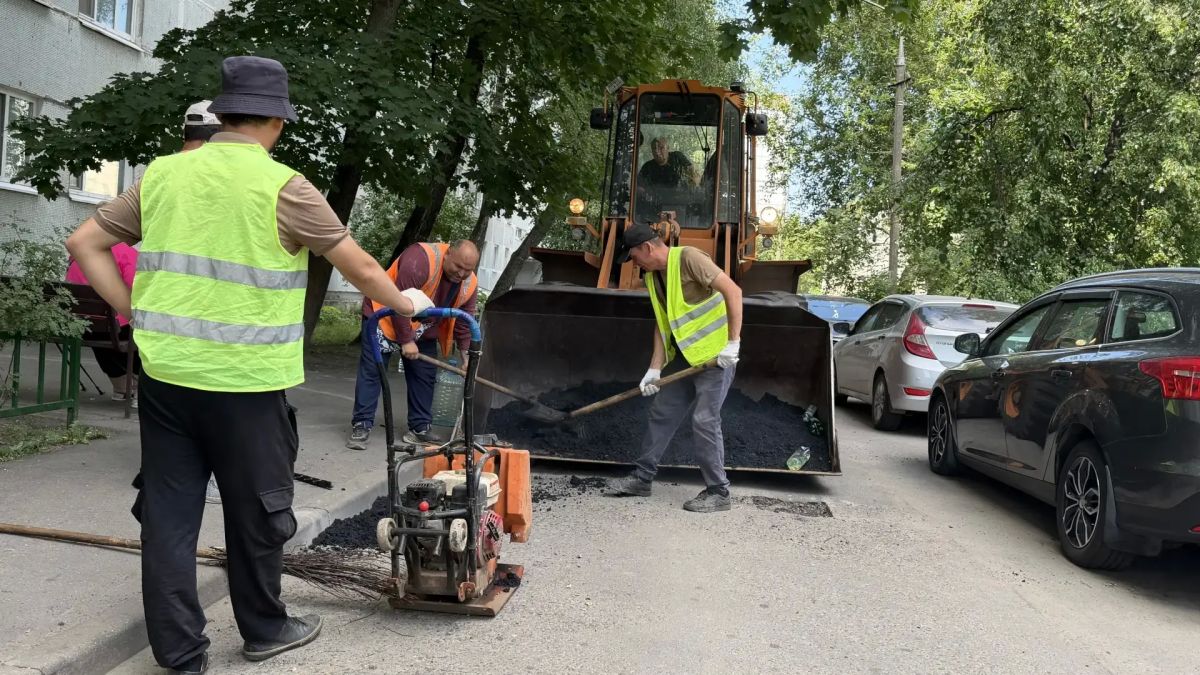 Более 350 ям устранили рабочие во дворах Дзержинского городского округа Люберцы Более 350 ям устранили рабочие во дворах Дзержинского городского округа Люберцы