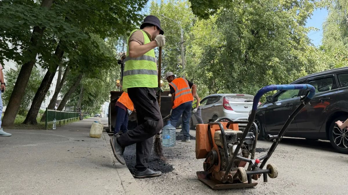 Более 350 ям устранили рабочие во дворах Дзержинского городского округа Люберцы Более 350 ям устранили рабочие во дворах Дзержинского городского округа Люберцы