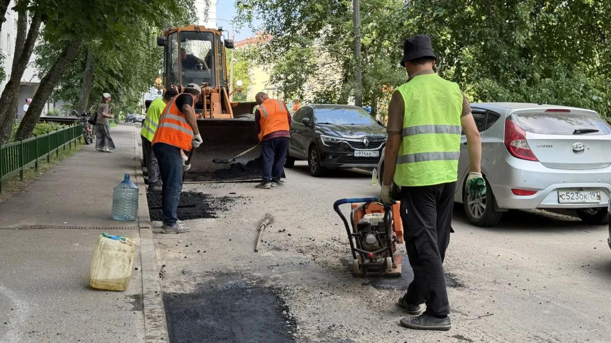 Более 350 ям устранили рабочие во дворах Дзержинского городского округа Люберцы Более 350 ям устранили рабочие во дворах Дзержинского городского округа Люберцы