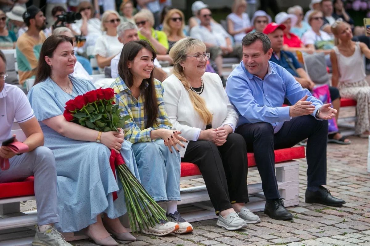 Торжественно и по-летнему ярко прошла церемония открытия III областного семейного фестиваля «Рябинушка» на Соборной площади в Коломне Торжественно и по-летнему ярко прошла церемония открытия III областного семейного фестиваля «Рябинушка» на Соборной площади в Коломне